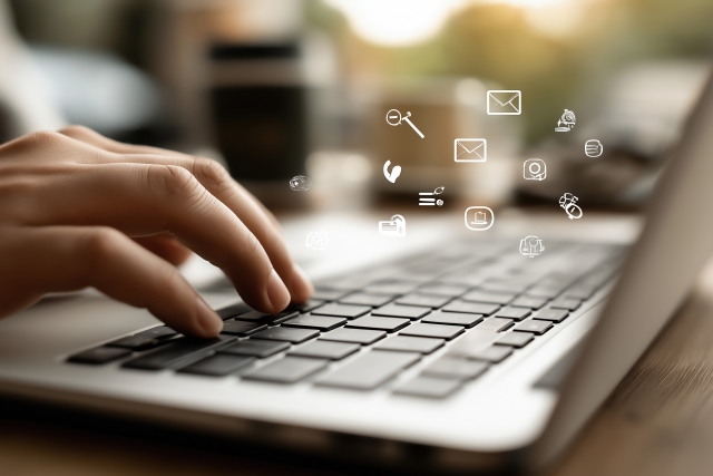 パソコン作業中の手元、MAMI WORK DESIGNのサポートの様子