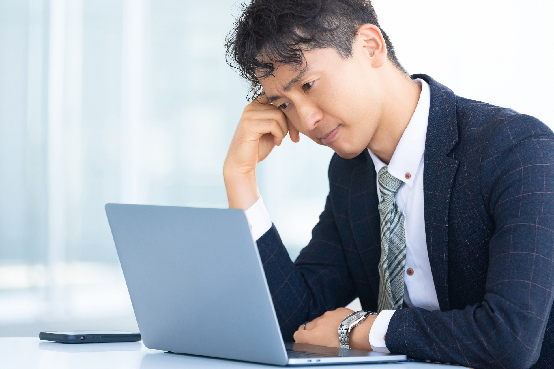 課題について考えるビジネスパーソン